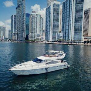 62ft Azimut Yacht Rental Miami 🌴 | Premier Sandbar & Skyline Charter desde $1,100