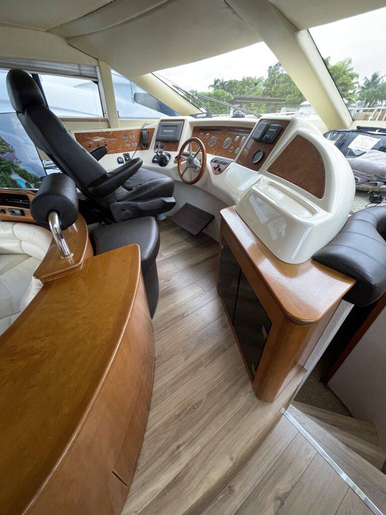 62ft Azimut Yacht Rental Miami š“ | Exclusive Charter Adventure from $1,000 3 %MAlquiler de yates en Miami%