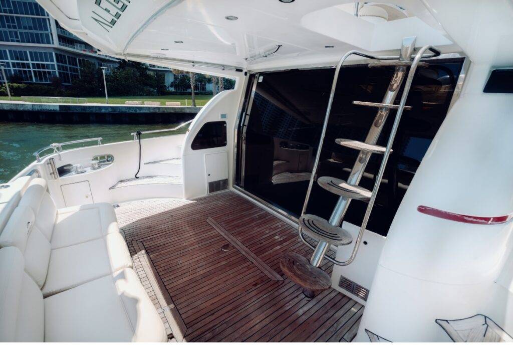 62ft Azimut Yacht Rental Miami š“ | Exclusive Charter Adventure from $1,000 4 %MAlquiler de yates en Miami%