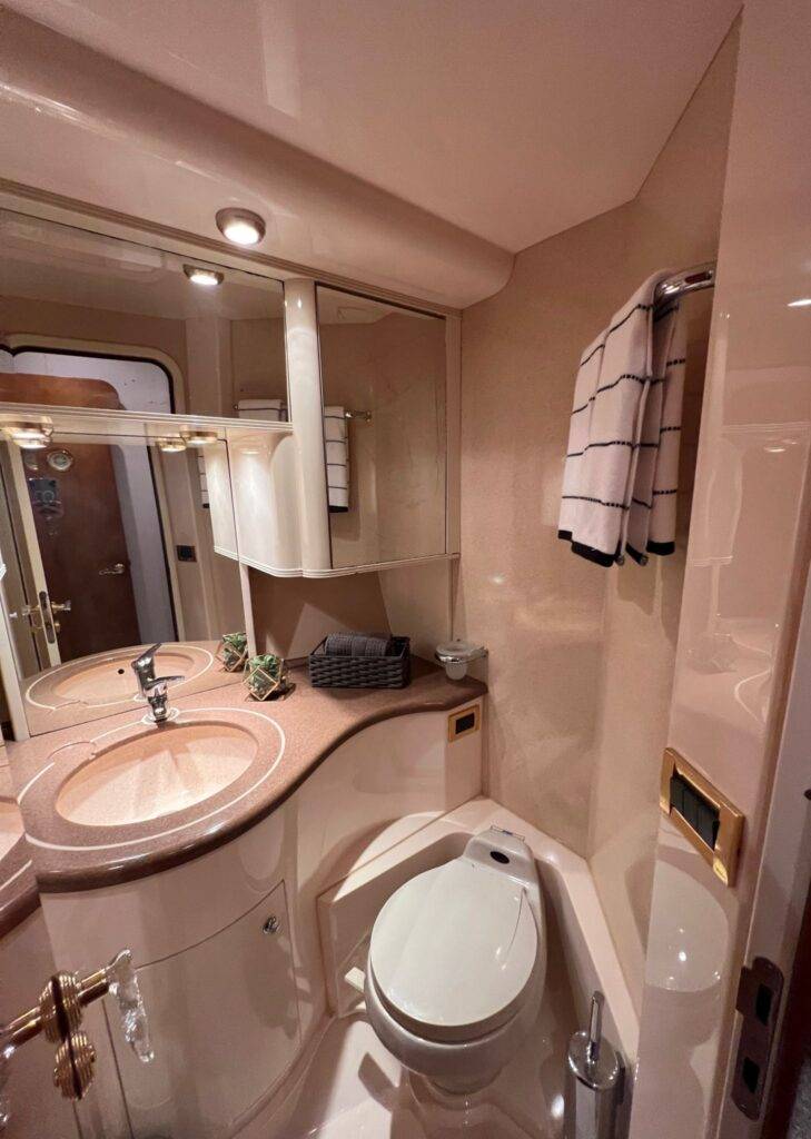 62ft Azimut Yacht Rental Miami š“ | Exclusive Charter Adventure from $1,000 2 %MAlquiler de yates en Miami%