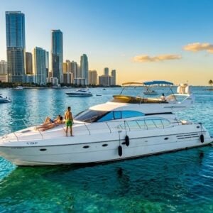 62ft Azimut Yacht Rental Miami 🌴 | Premier Sandbar & Skyline Charter desde $1,100