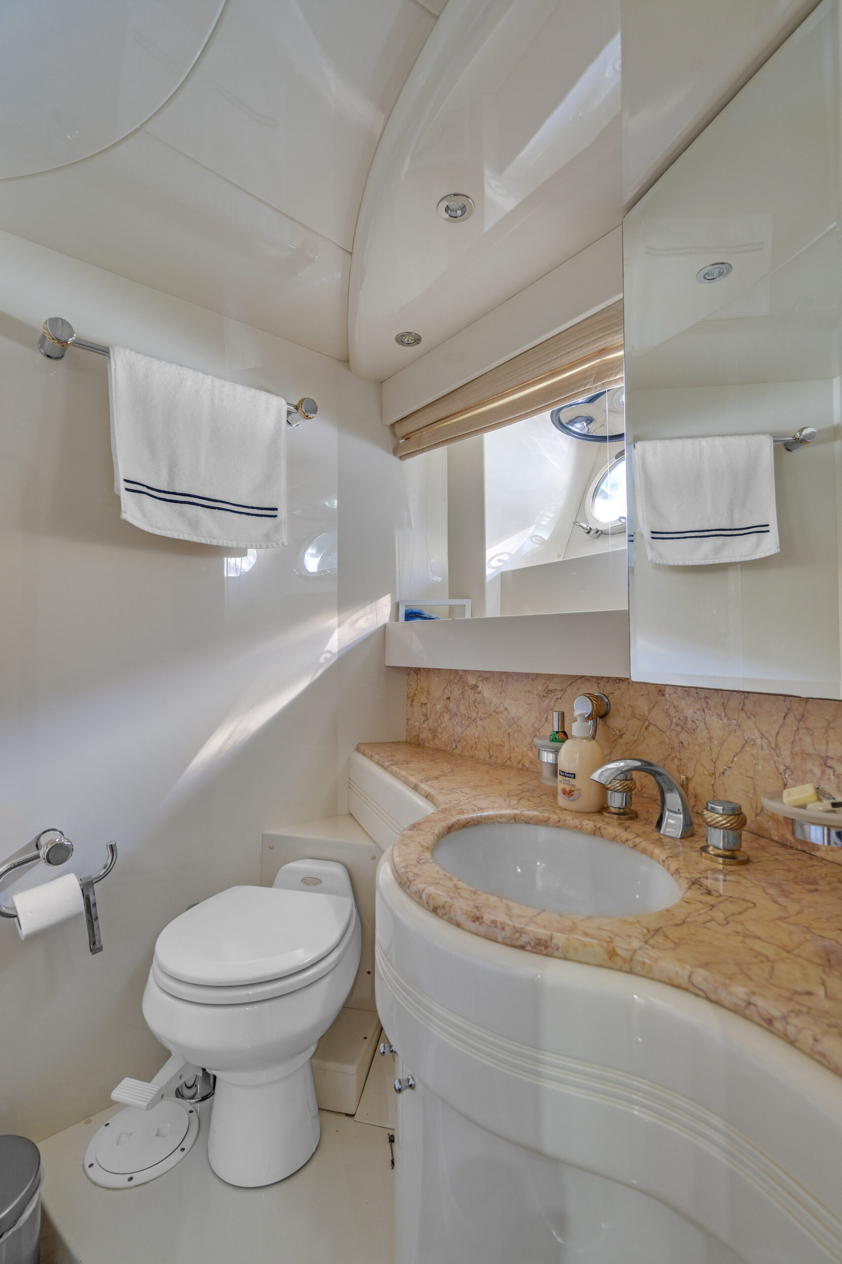 Azimut 90ft Yacht | Miami 29 %Miami Yacht Rentals%