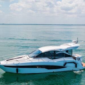 45ft Galeon Yacht Rental Miami Beach 🌴 | Alquiler de yates modernos junto a la playa desde $1,200