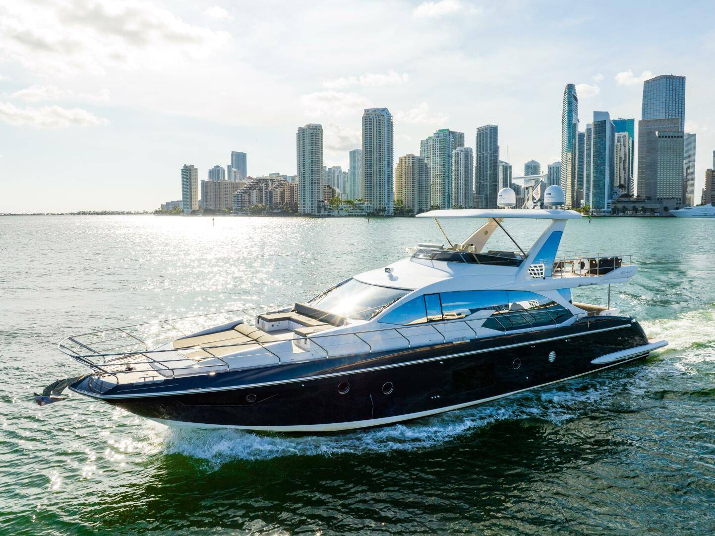 Azimut 67ft Yacht | Miami 2 %Miami Yacht Rentals%