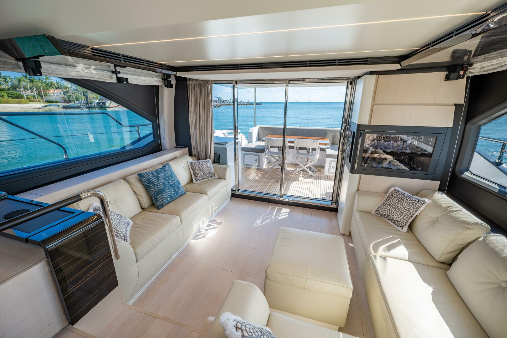 Azimut 67ft Yacht | Miami 3 %Miami Yacht Rentals%