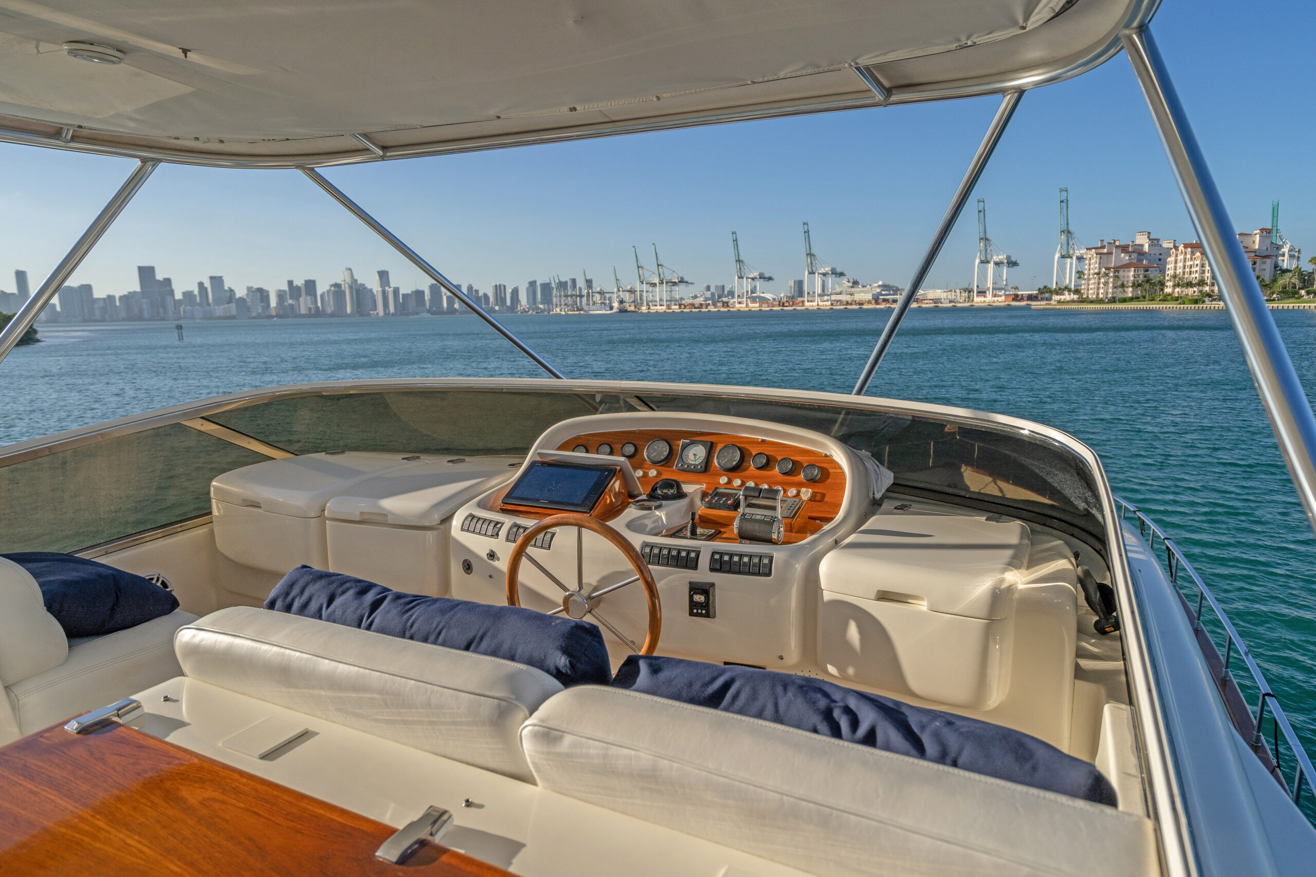 Azimut 90ft Yacht | Miami 15 %Miami Yacht Rentals%
