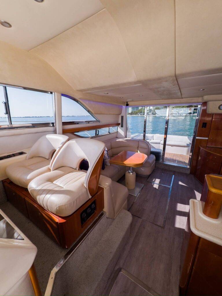 48ft Princess Yacht Rental Miami | Celebraciones y Alquiler de Cruceros 🚤 2 %MAlquiler de yates en Miami%