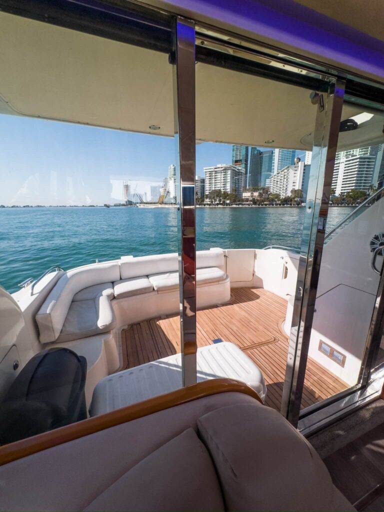 48ft Princess Yacht Rental Miami | Celebraciones y Alquiler de Cruceros 🚤 6 %MAlquiler de yates en Miami%