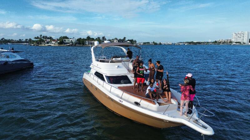 50ft SeaRay – Broker Yacht Miami 🚤 5 %Miami Yacht Rentals%