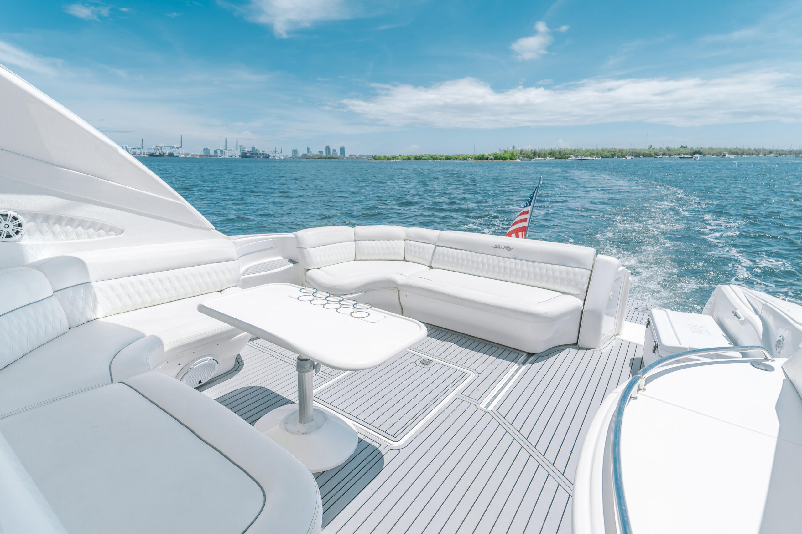 60ft SeaRay - Alquiler Barcos De Lujo | Miami River 2 %MAlquiler de yates en Miami%