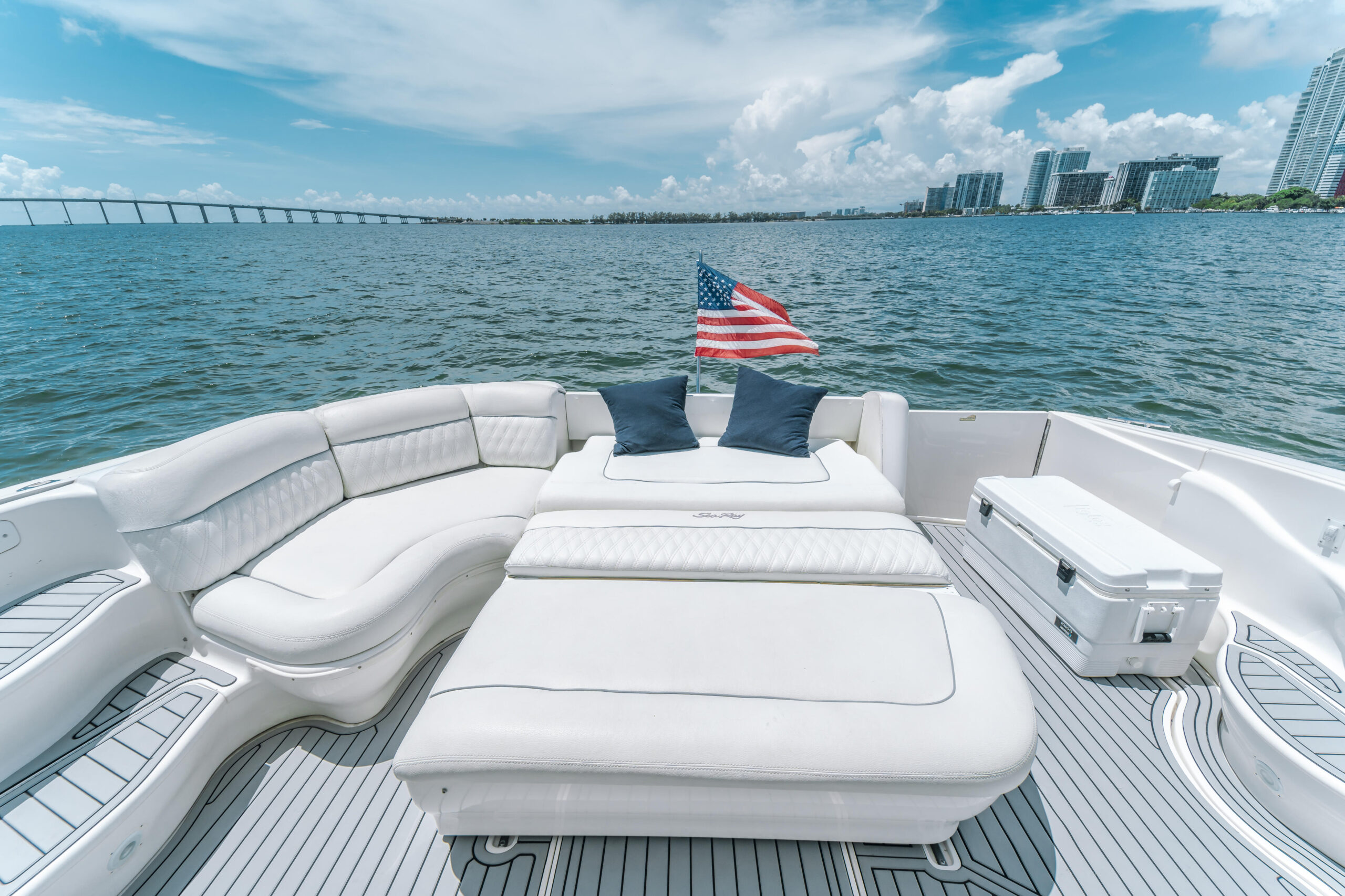 60ft SeaRay - Alquiler Barcos De Lujo | Miami River 3 %MAlquiler de yates en Miami%