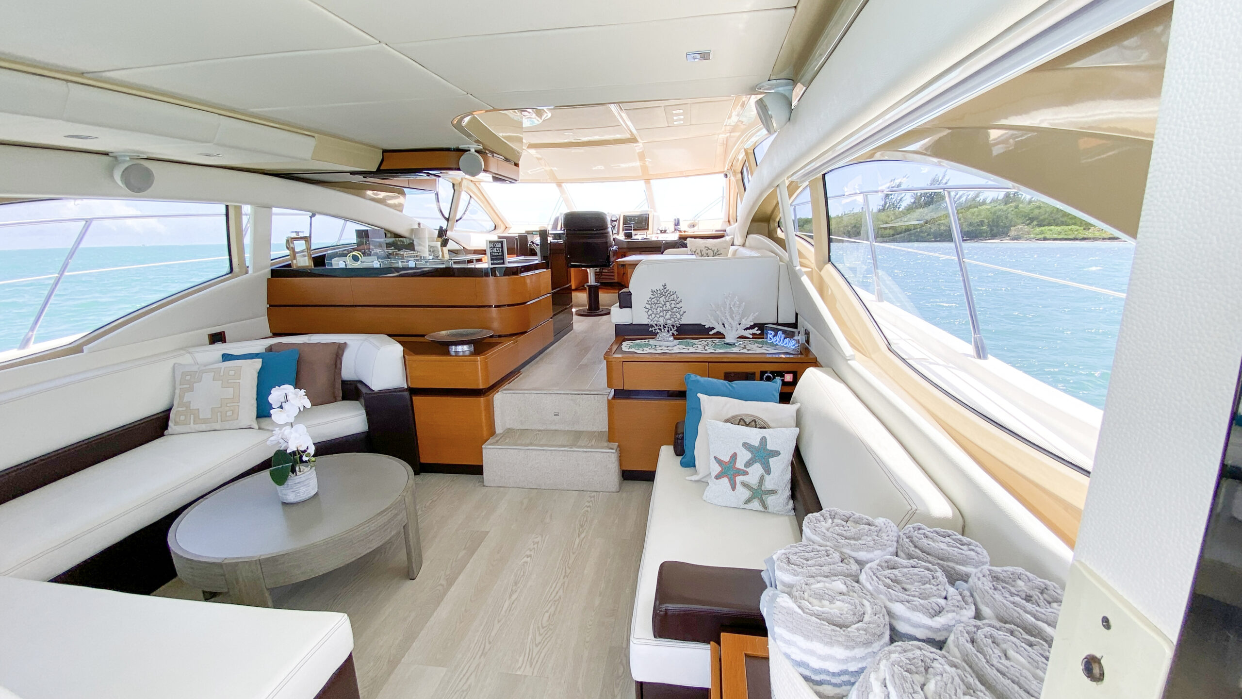 60ft Azimut "Supreme" - Alquiler de Yates de Lujo | Miami Beach 16 %MAlquiler de yates en Miami%