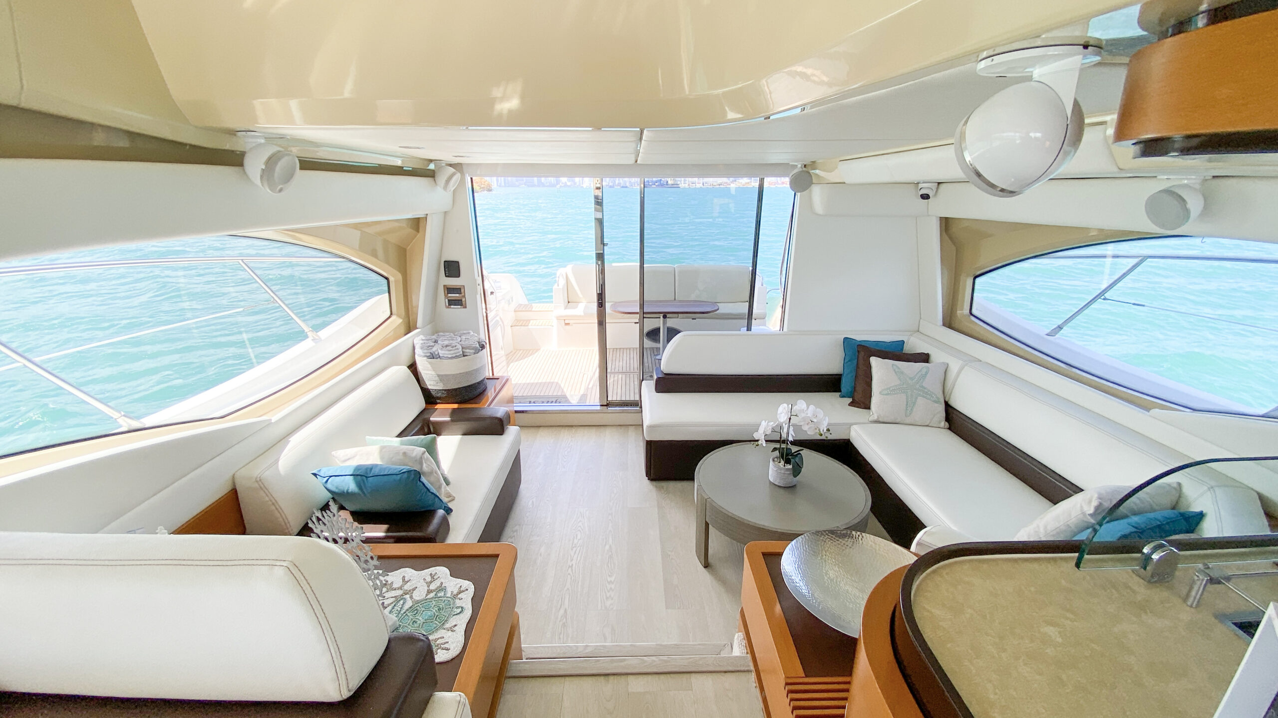 60ft Azimut "Supreme" - Alquiler de Yates de Lujo | Miami Beach 17 %MAlquiler de yates en Miami%