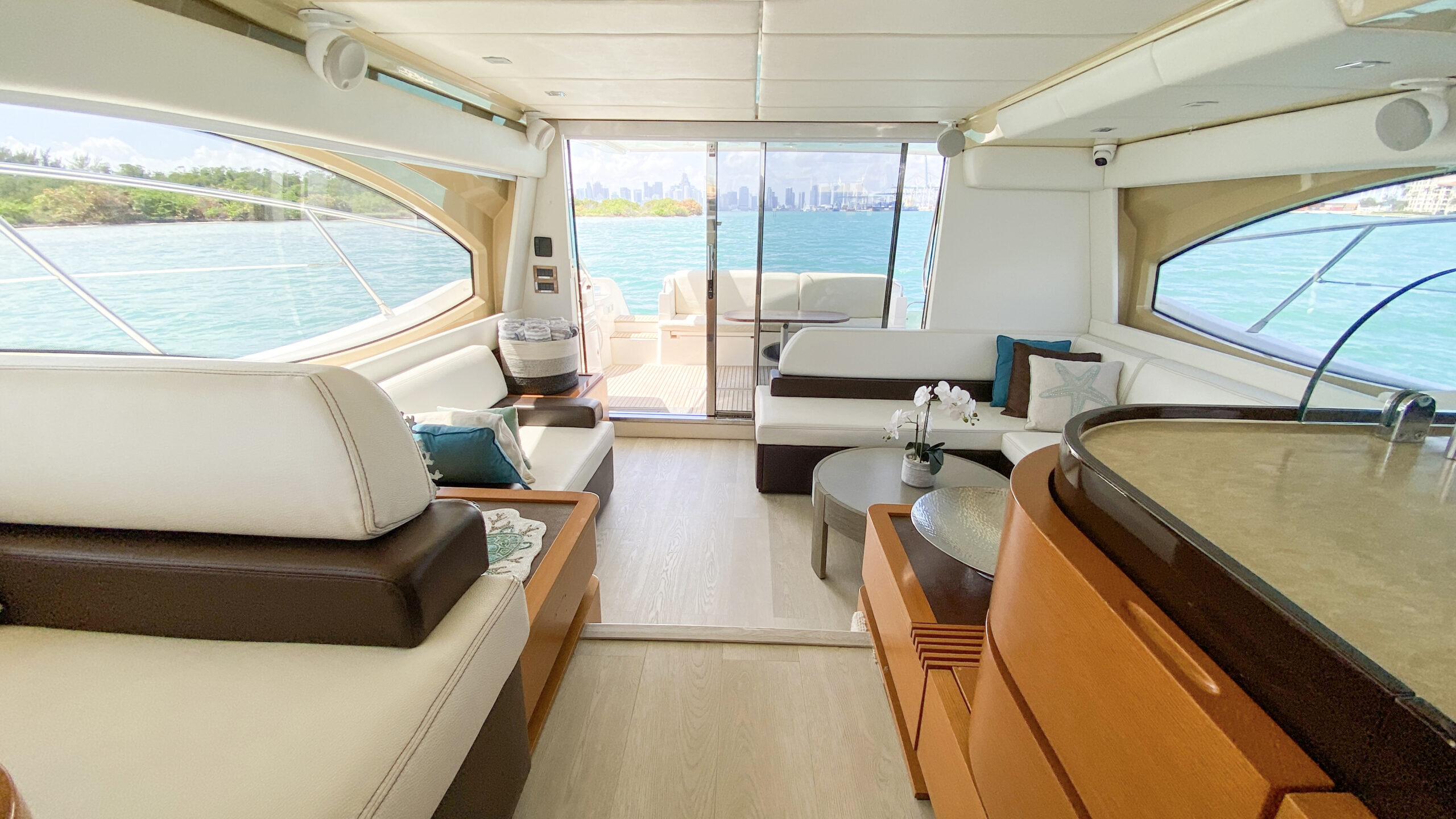 60ft Azimut "Supreme" - Alquiler de Yates de Lujo | Miami Beach 18 %MAlquiler de yates en Miami%