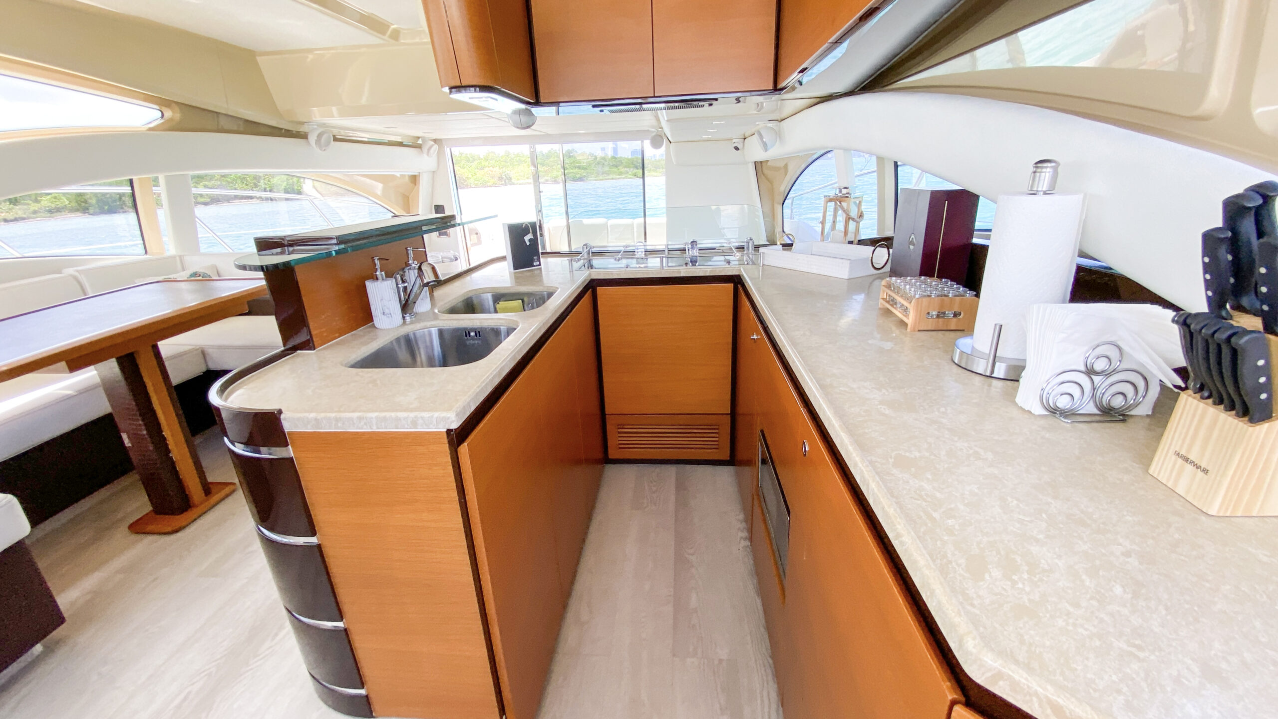 60ft Azimut "Supreme" - Alquiler de Yates de Lujo | Miami Beach 19 %MAlquiler de yates en Miami%