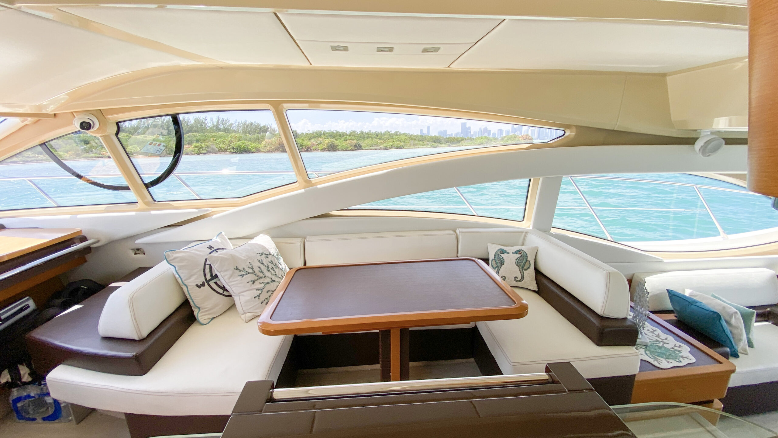 60ft Azimut "Supreme" - Alquiler de Yates de Lujo | Miami Beach 22 %MAlquiler de yates en Miami%