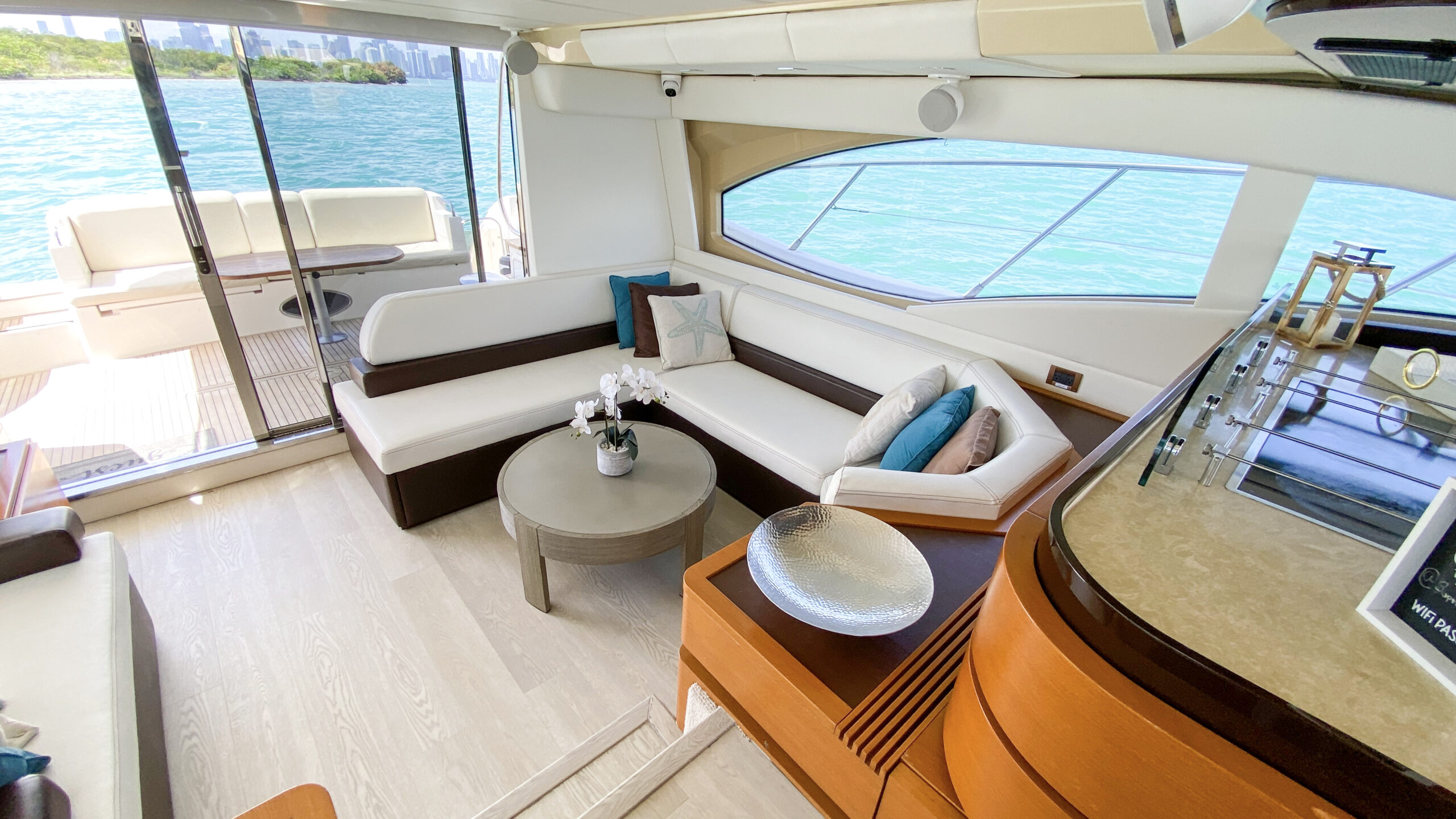 60ft Azimut "Supreme" - Alquiler Barcos De Lujo | Miami Beach 24 %MAlquiler de yates en Miami%