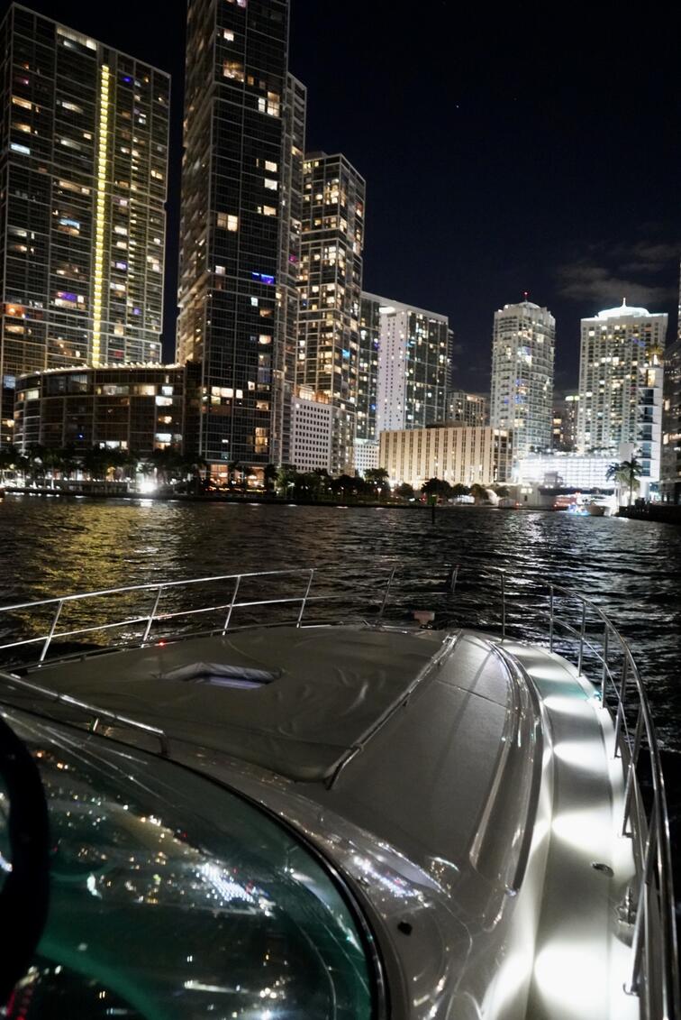 60ft SeaRay - Alquiler Barcos De Lujo | Miami River 25 %MAlquiler de yates en Miami%