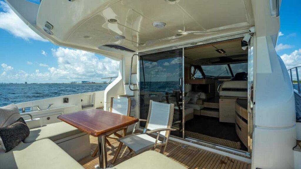 60ft Azimut Alquiler de yates de lujo | Miami River 🌴 4 %MAlquiler de yates en Miami%