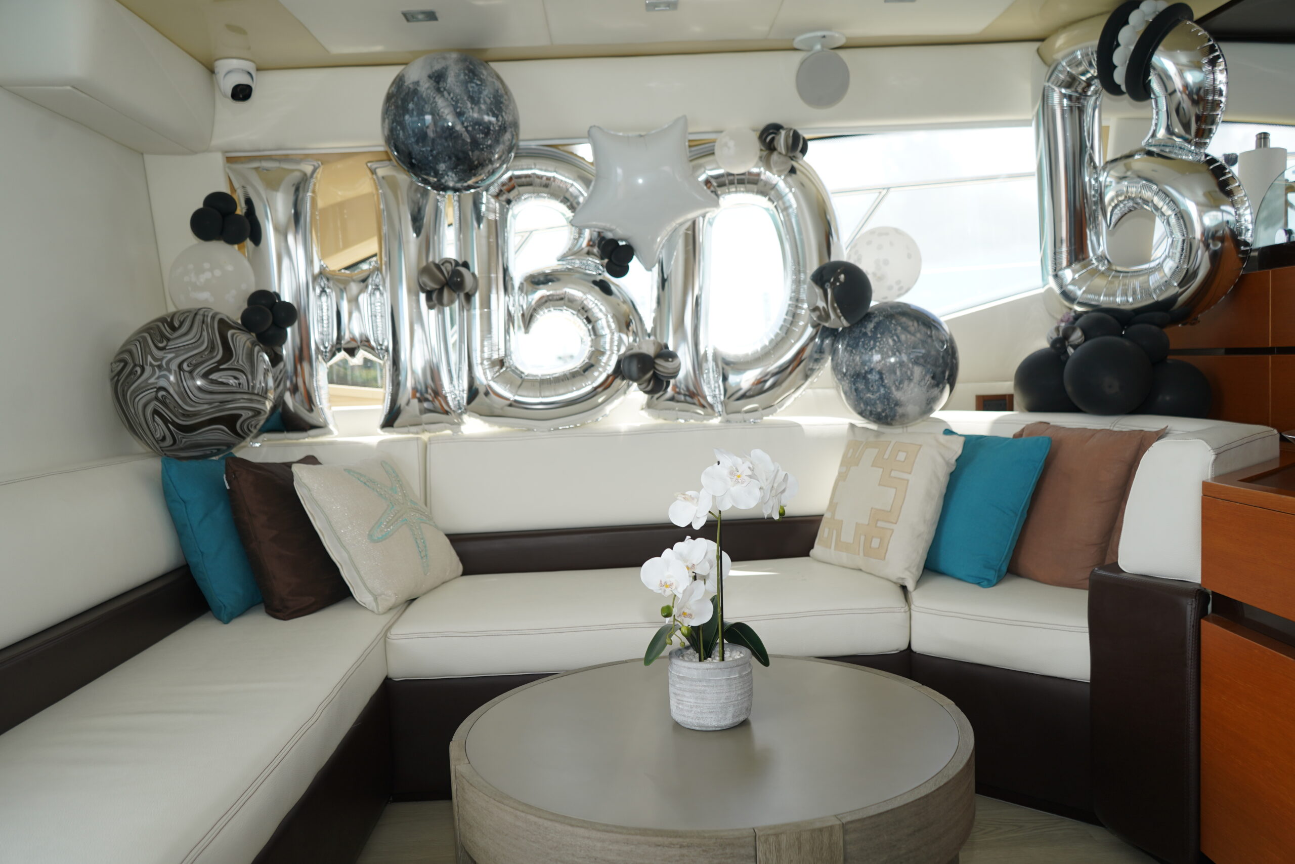 60ft Azimut "Supreme" - Alquiler Barcos De Lujo | Miami Beach 38 %MAlquiler de yates en Miami%
