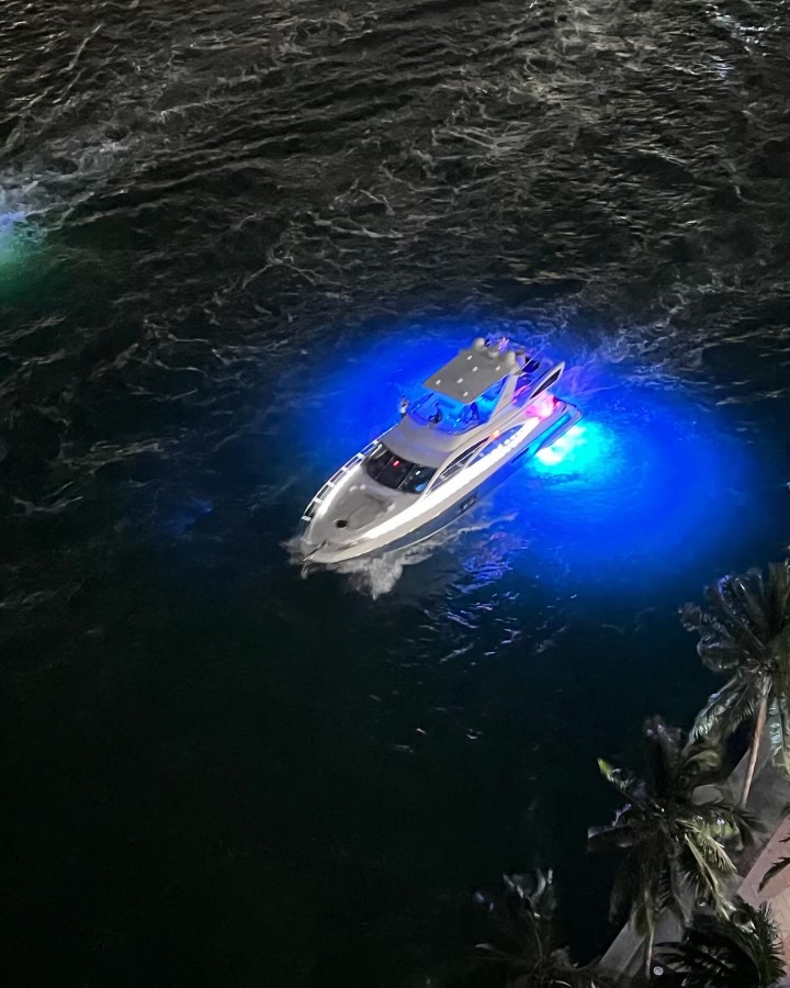 60ft Azimut "Supreme" - Alquiler Barcos De Lujo | Miami Beach 47 %MAlquiler de yates en Miami%