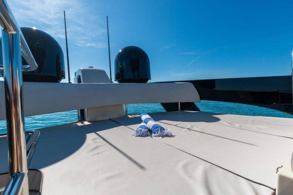 62ft Beneteau “Singh City” Alquiler de Yates de Lujo | Shuckers Miami ⚓ 4 %MAlquiler de yates en Miami%