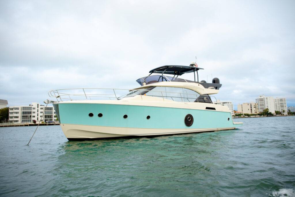 62ft Beneteau “Singh City” Alquiler de Yates de Lujo | Shuckers Miami ⚓ 3 %MAlquiler de yates en Miami%