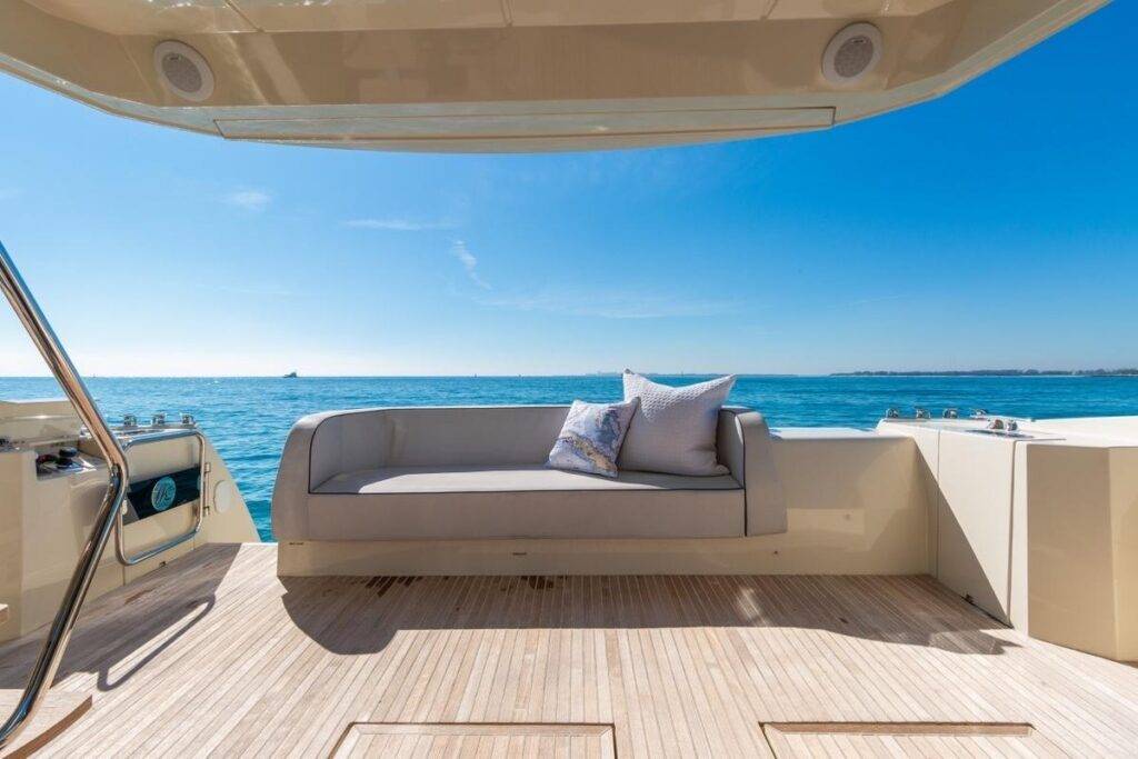 62ft Beneteau “Singh City” Alquiler de Yates de Lujo | Shuckers Miami ⚓ 9 %MAlquiler de yates en Miami%