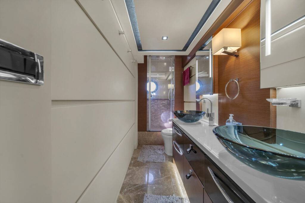 65ft SeaRay “Miss Undertood 65” Alquiler de Yates de Lujo | Chamonix Marina 💅 9 %MAlquiler de yates en Miami%