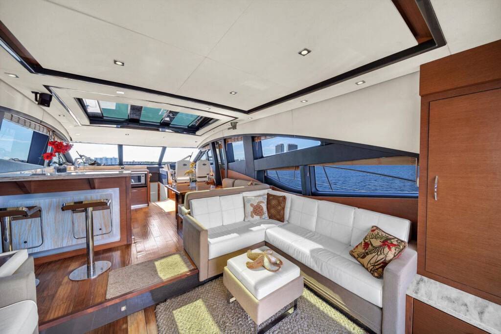 65ft SeaRay “Miss Undertood 65” Alquiler de Yates de Lujo | Chamonix Marina 💅 9 %MAlquiler de yates en Miami%