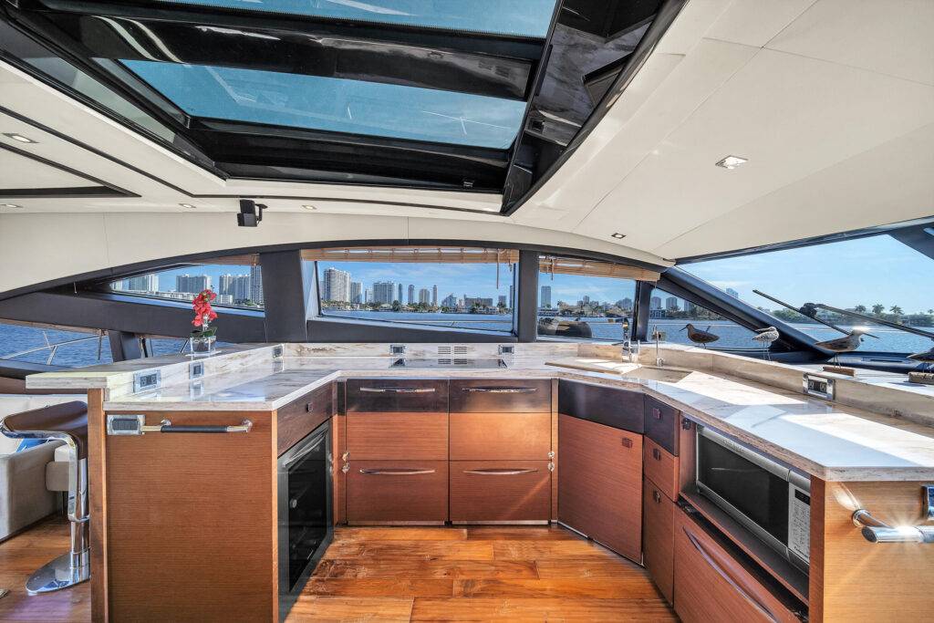 65ft SeaRay “Miss Undertood 65” Alquiler de Yates de Lujo | Chamonix Marina 💅 10 %MAlquiler de yates en Miami%