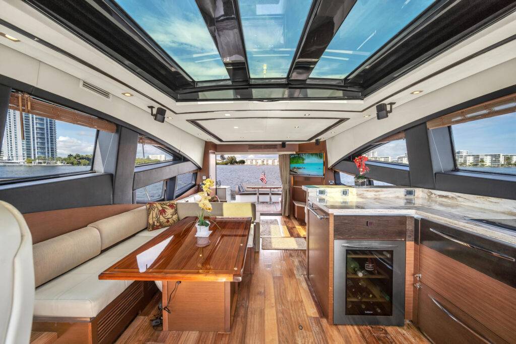 65ft SeaRay “Miss Undertood 65” Alquiler de Yates de Lujo | Chamonix Marina 💅 12 %MAlquiler de yates en Miami%