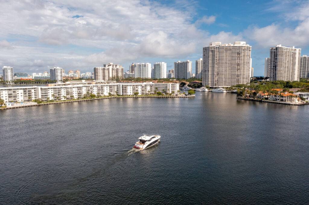 65ft SeaRay “Miss Undertood 65” Alquiler de Yates de Lujo | Chamonix Marina 💅 6 %MAlquiler de yates en Miami%