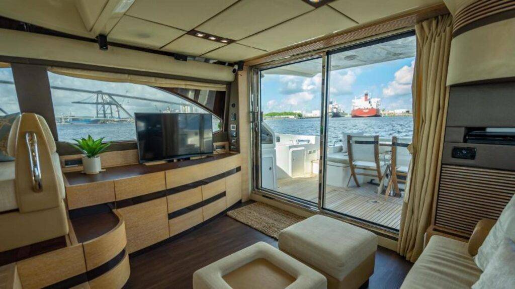 60ft Azimut Alquiler de yates de lujo | Miami River 🌴 8 %MAlquiler de yates en Miami%
