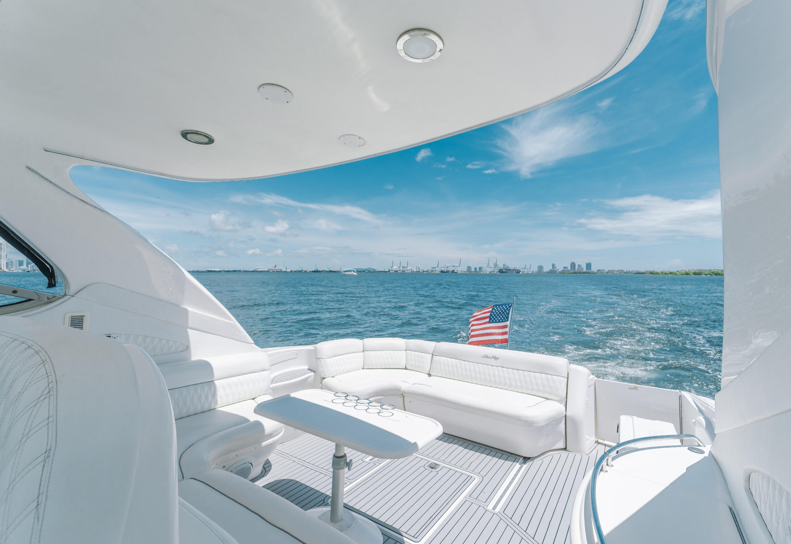 60ft SeaRay - Alquiler Barcos De Lujo | Miami River 1 %MAlquiler de yates en Miami%
