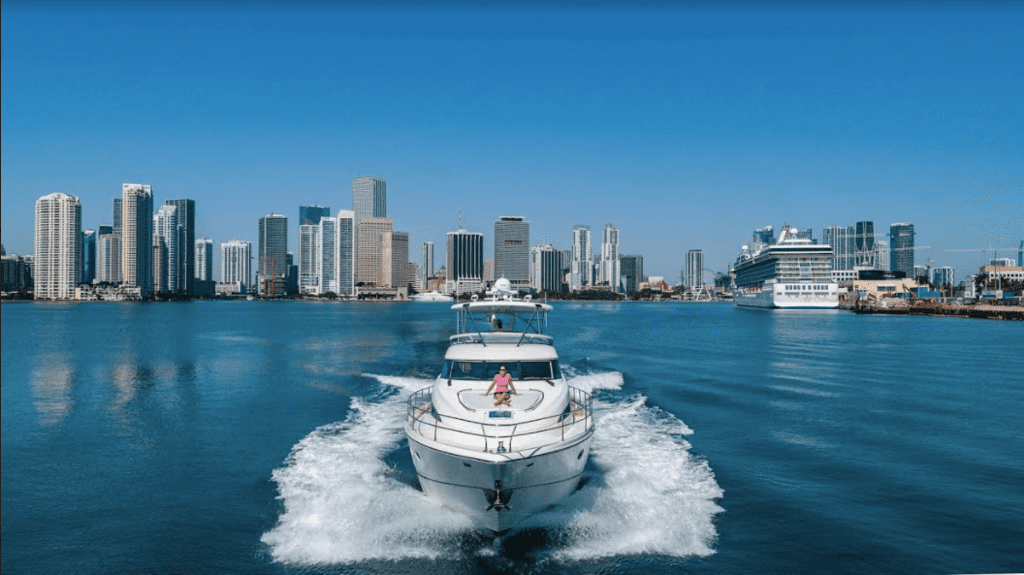 Alquiler de yates de lujo Fairline de 64 pies | Aventura North Miami 💼 5 %MAlquiler de yates en Miami%