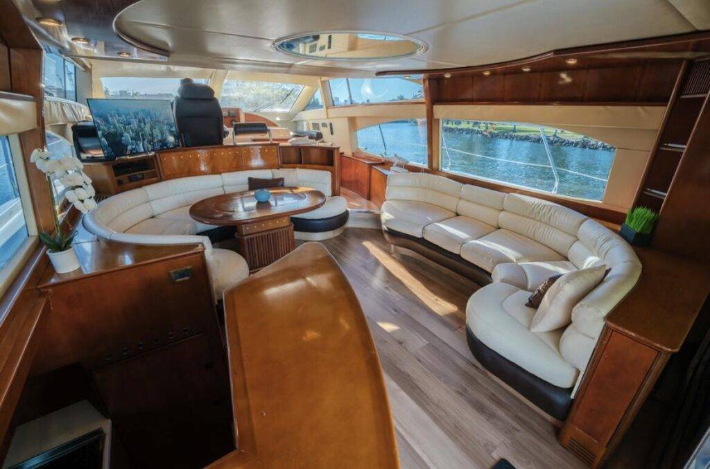 62ft Azimut Alquiler de Yates de Lujo | Miami River 🌊 11 %MAlquiler de yates en Miami%