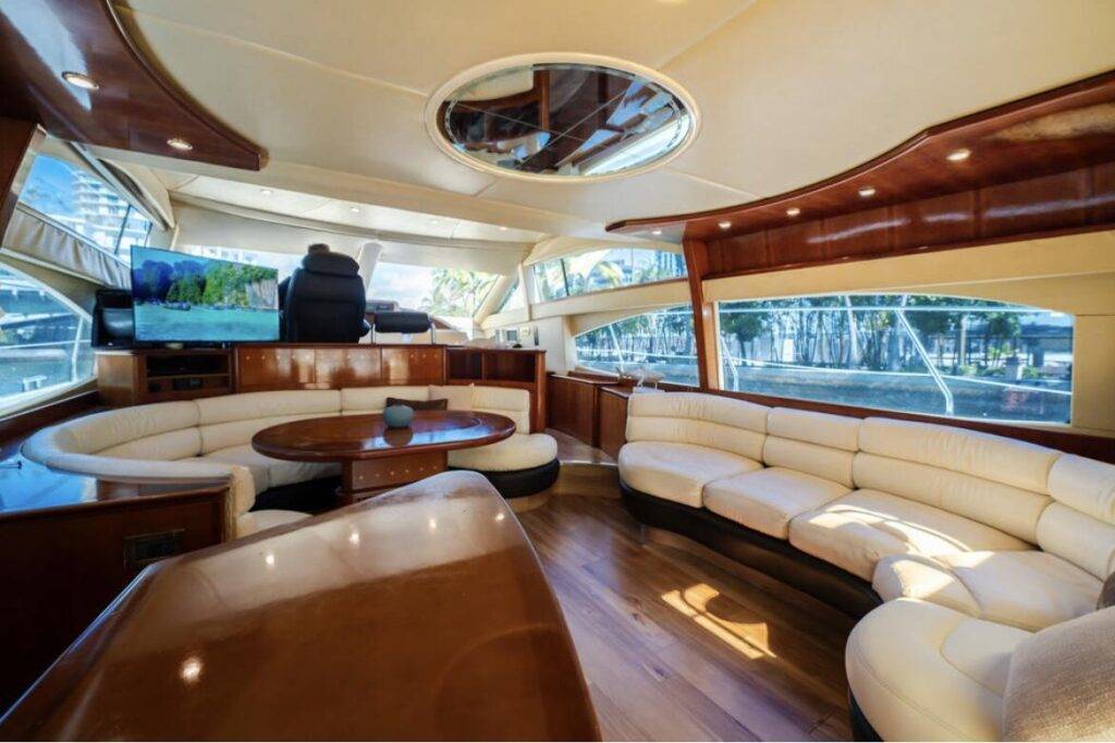 62ft Azimut Alquiler de Yates de Lujo | Miami River 🌊 12 %MAlquiler de yates en Miami%