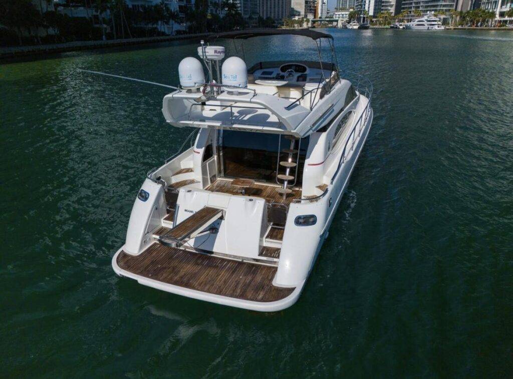 62ft Azimut Alquiler de Yates de Lujo | Miami River 🌊 3 %MAlquiler de yates en Miami%