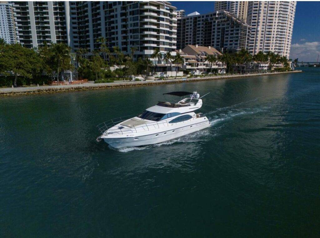 62ft Azimut Alquiler de Yates de Lujo | Miami River 🌊 5 %MAlquiler de yates en Miami%