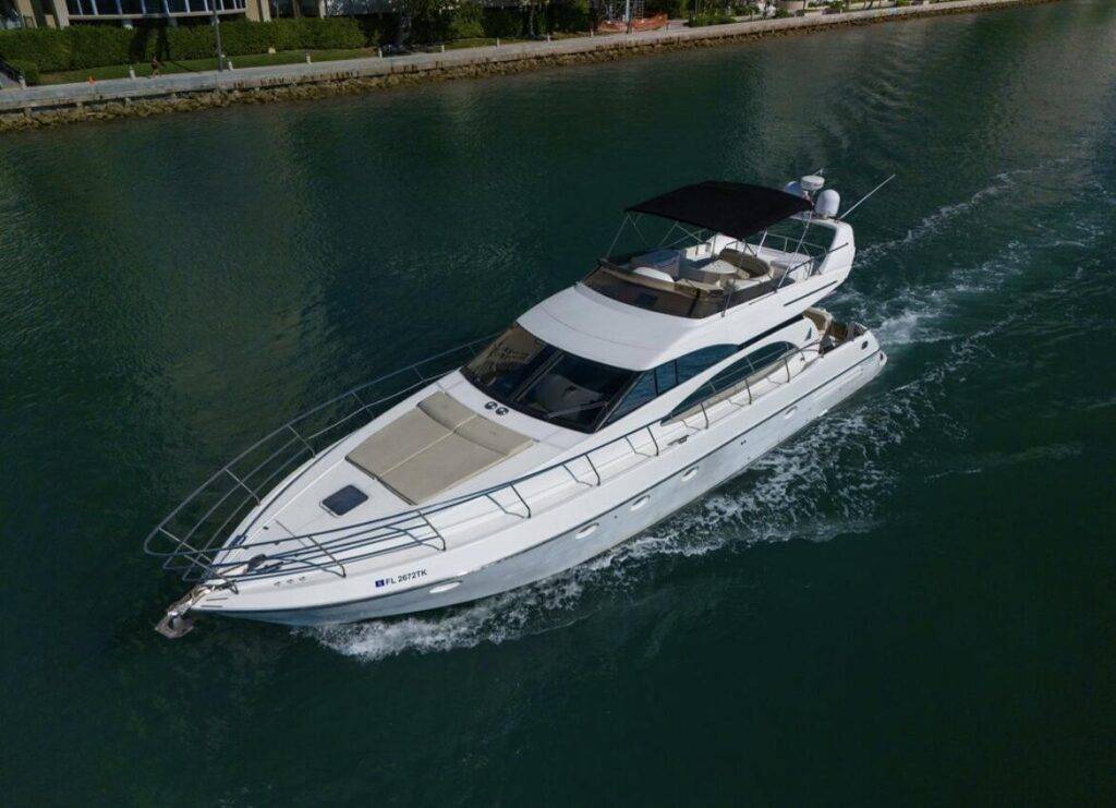 62ft Azimut Alquiler de Yates de Lujo | Miami River 🌊 6 %MAlquiler de yates en Miami%
