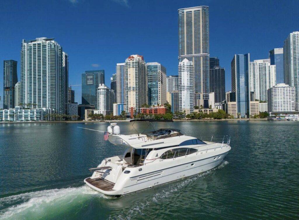 62ft Azimut Alquiler de Yates de Lujo | Miami River 🌊 7 %MAlquiler de yates en Miami%