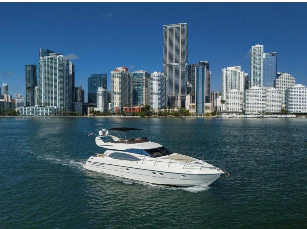 62ft Azimut Alquiler de Yates de Lujo | Miami River 🌊 8 %MAlquiler de yates en Miami%