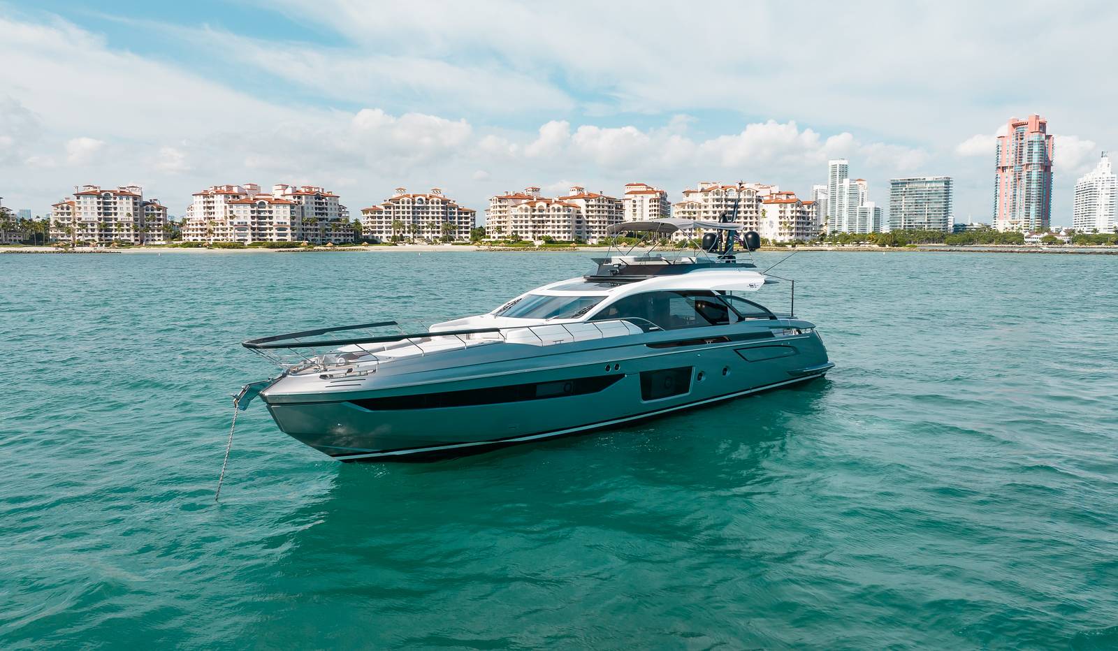 80ft Azimut Sport "Lujo en el agua" - Miami Beach Marina Pier E Yacht Charter 1 %MAlquiler de yates en Miami%