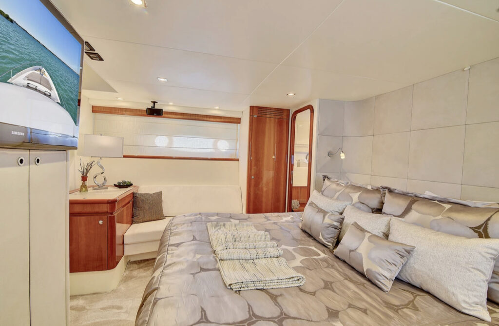 75ft Ferretti "Lumar" – Luxury Yacht Charter Experience | Miami River 33 %Miami Yacht Rentals%