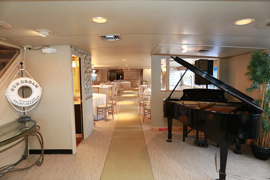 The Sundream Luxury Charter - Miami Event & Party Venue 🌴 1 %MAlquiler de yates en Miami%