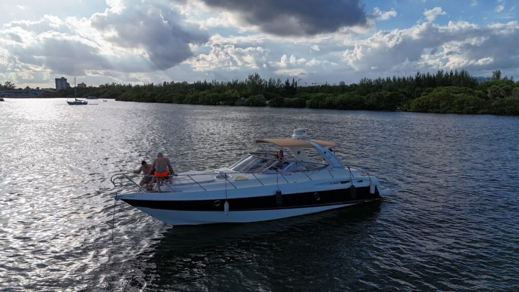 48ft Cranchi Mega Yacht Charter | Miami River Luxury from NW 8th St ⚓ 4 %MAlquiler de yates en Miami%