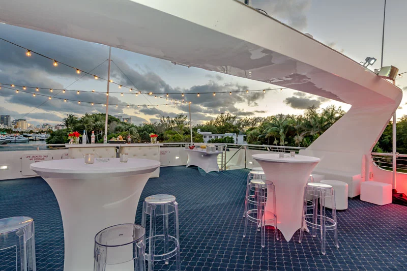 The Lady Bis Lugar exclusivo en yate para grandes celebraciones - Miami 🌊 12 %MAlquiler de yates en Miami%
