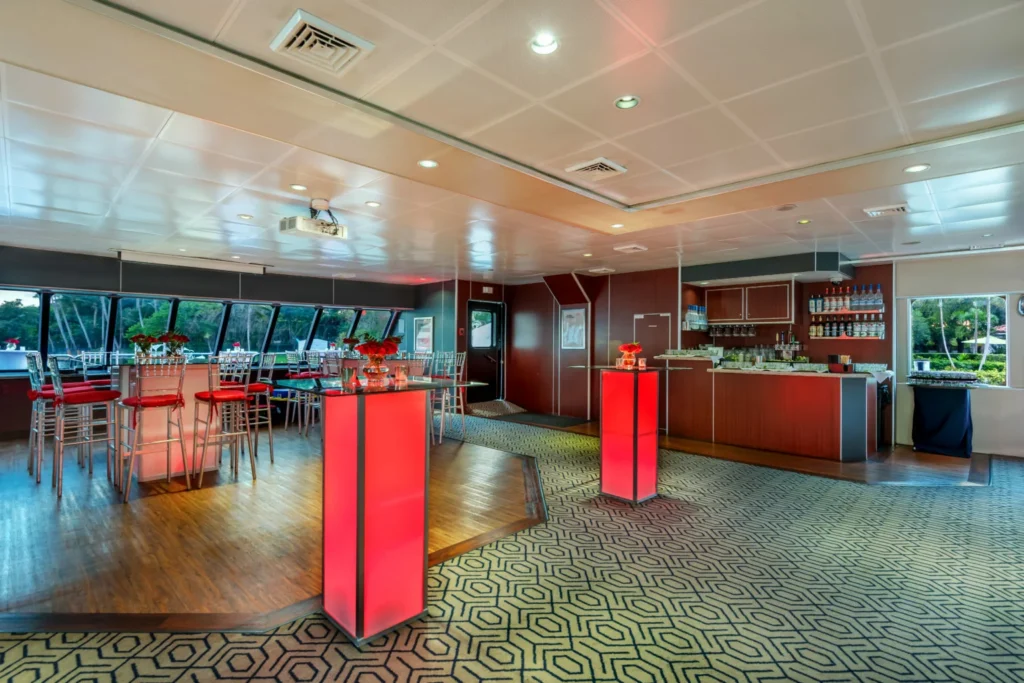 The Lady Bis Lugar exclusivo en yate para grandes celebraciones - Miami 🌊 2 %MAlquiler de yates en Miami%