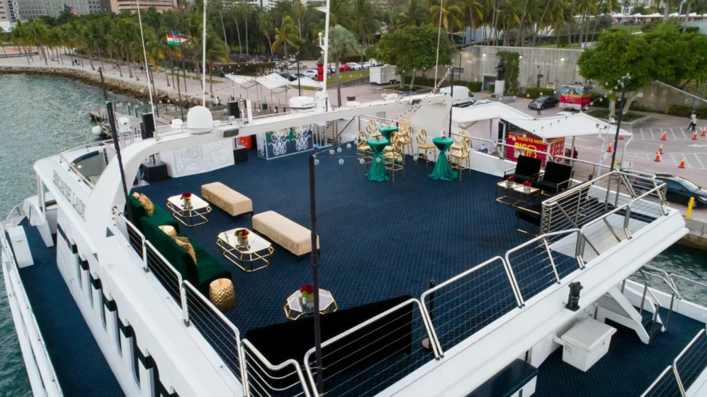 The Lady Bis Lugar exclusivo en yate para grandes celebraciones - Miami 🌊 1 %MAlquiler de yates en Miami%